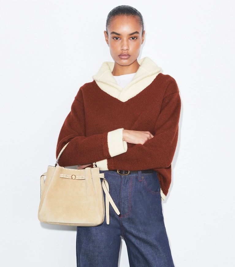 Tory Burch designer borse a spalla Borsa a secchiello Romy in suede con impuntura a vista in Butter additional on model