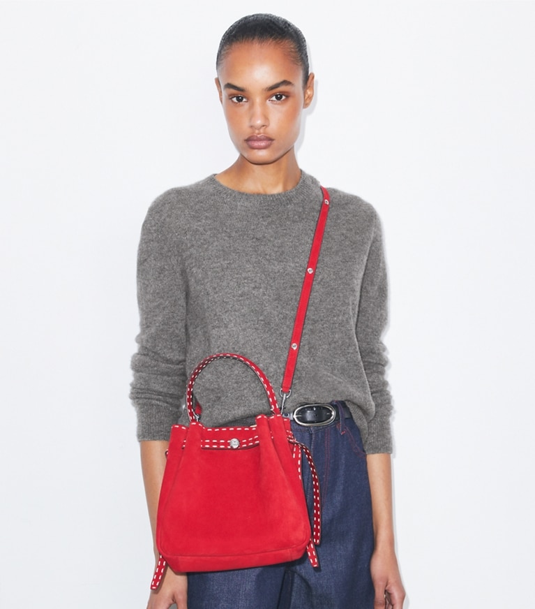 Tory Burch designer borse a spalla Borsa a secchiello Romy in suede con impuntura a vista in Toucan Red angle