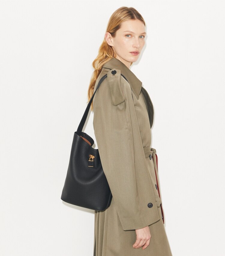 Tory Burch designer borse a tracolla Borsa a secchiello Slim Lock in Black accessory on model