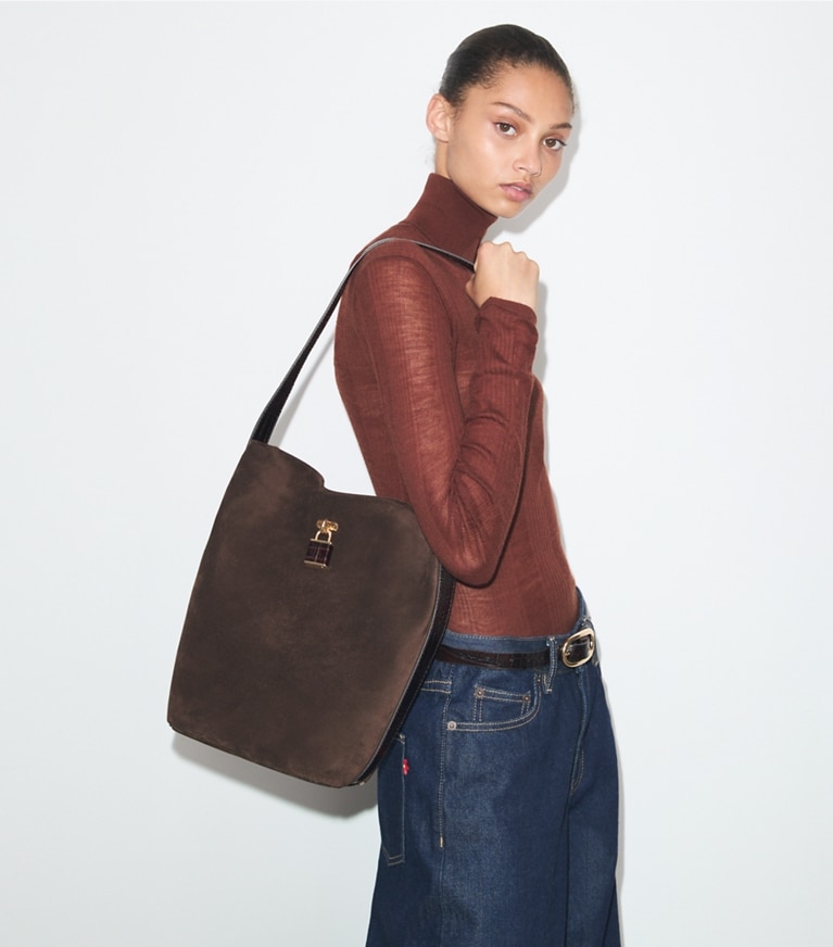 Tory Burch designer borse a tracolla Borsa a secchiello Slim Lock in suede in Dark Cocoa accessory on model