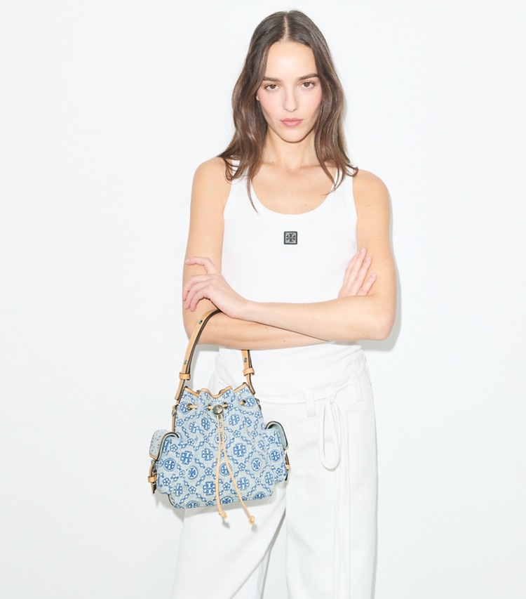 Tory Burch designer borse a spalla Borsa a secchiello T Monogram in denim in Powder Blue accessory on model