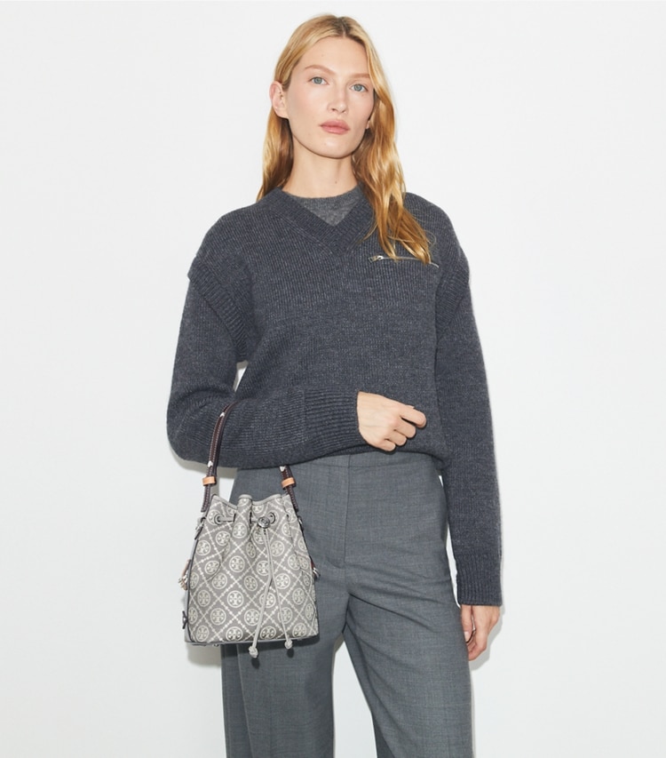 Tory Burch designer borse a spalla Borsa a secchiello T Monogram stile utility in Gray additional on model