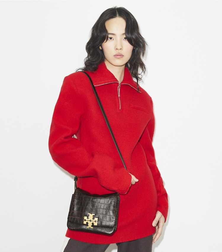 Tory Burch designer borse a tracolla Borsa a tracolla Charlie con rilievo a coccodrillo in Dark Brown accessory on model