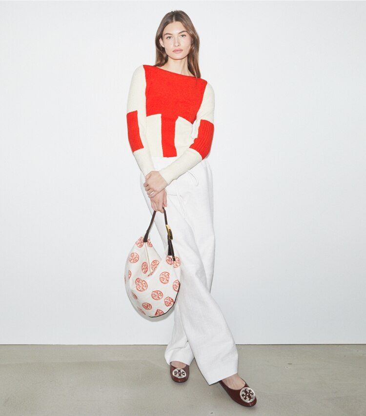 Tory Burch designer borse hobo Borsa Balloon T Monogram in White / Pepperoncini accessory on model