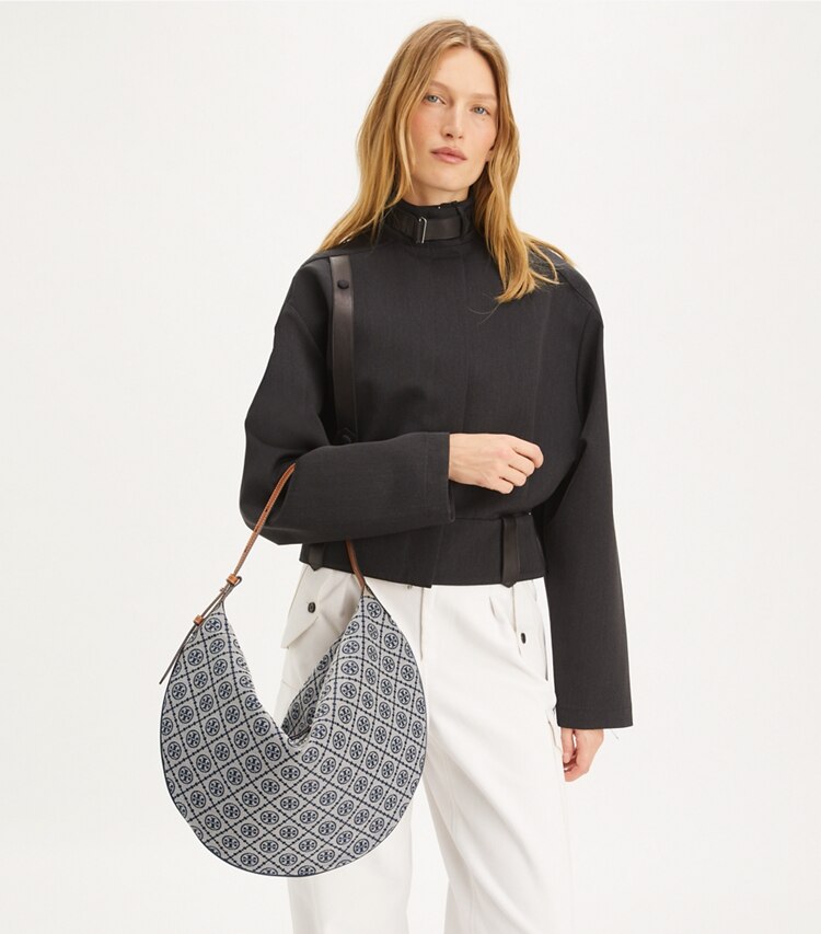 Tory Burch designer borse hobo Borsa Balloon T Monogram in Tory Navy additional on model