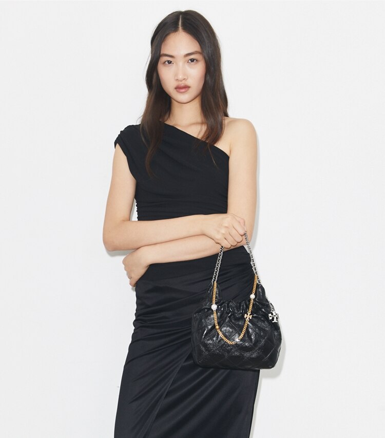 Tory Burch designer borse a spalla Borsa Fleming mini morbida effetto invecchiato con coulisse in Black additional on model