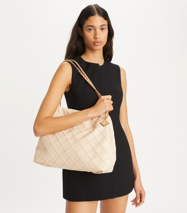 Tory Burch designer borse hobo Borsa Fleming morbida con coulisse in New Cream accessory on model