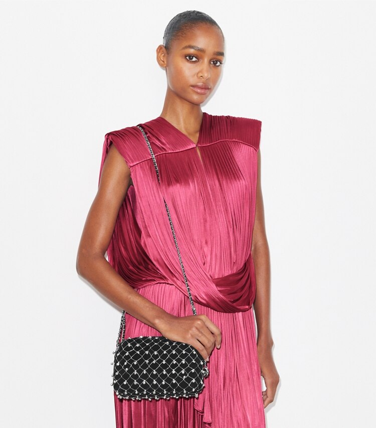 Tory Burch designer borse a spalla Borsa Fleming Soft a tracolla con campanelle in Black accessory on model