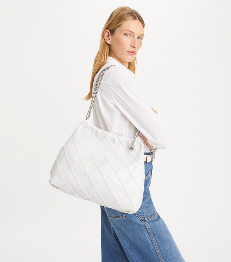 Tory Burch designer borse hobo Borsa hobo Fleming effetto invecchiato in Blanc accessory on model