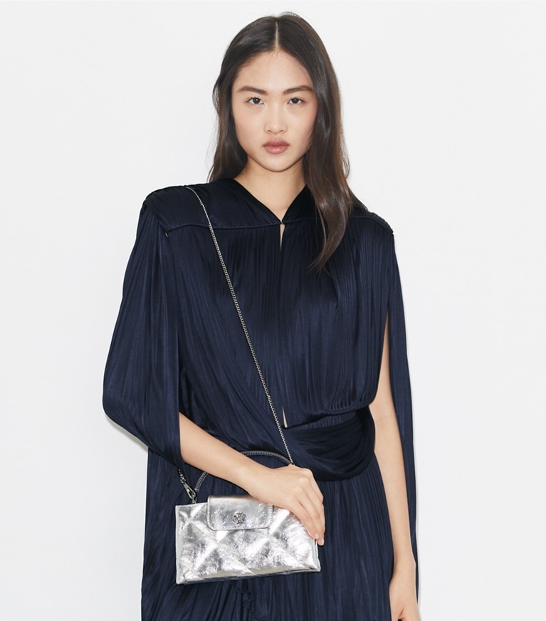 Tory Burch designer mini bags Borsa Kira con trapuntatura a diamante e manico superiore metallizzato in Silver angle