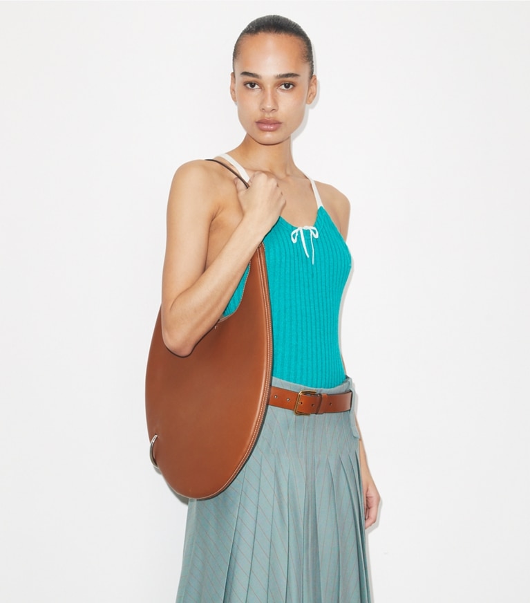 Tory Burch designer borse a tracolla Borsa morbida Pierced in Aged Tan accessory on model