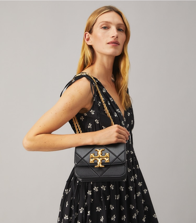 Tory Burch designer borse a tracolla Borsa piccola Eleanor in Black accessory on model