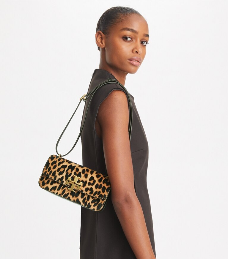 Tory Burch designer borse a tracolla Borsa piccola Eleanor rettangolare in Multi accessory on model