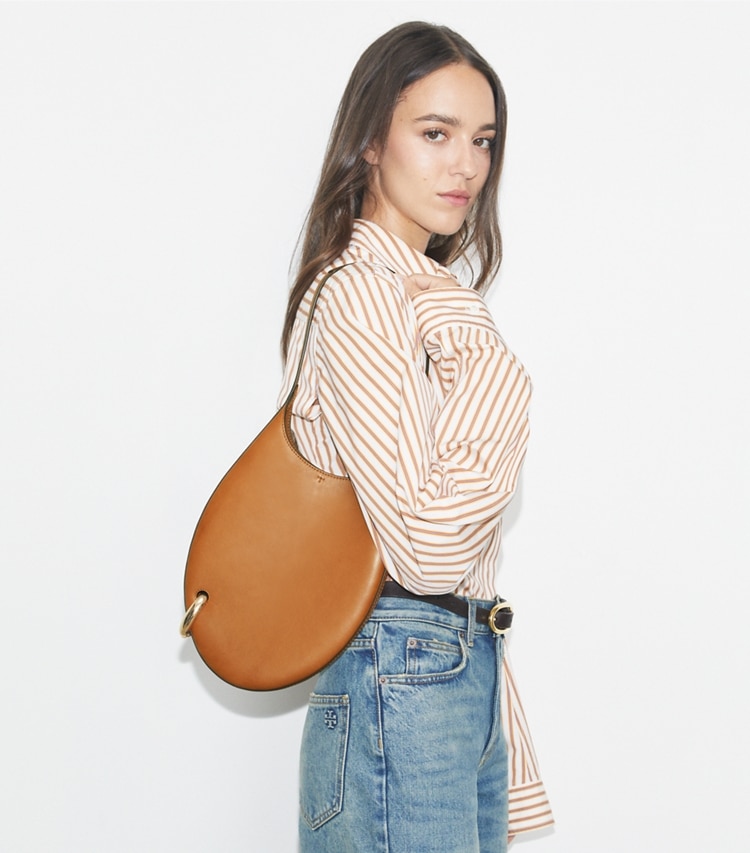 Tory Burch designer borse a tracolla Borsa piccola Pierced in Aged Tan accessory on model