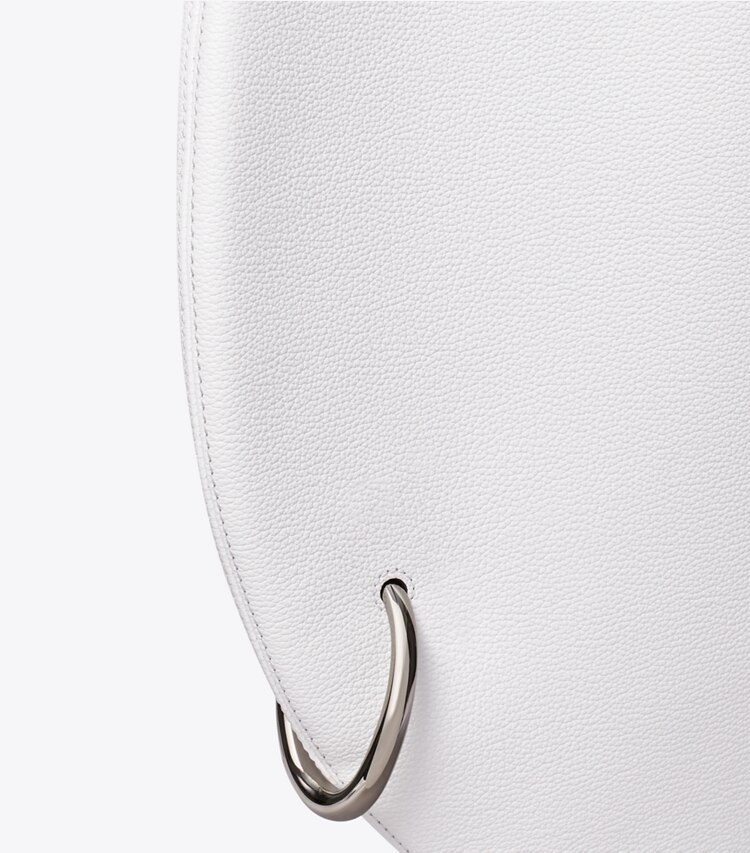 Tory Burch designer borse a tracolla Borsa Pierced in pelle martellata in Cirrus Cloud dettaglio