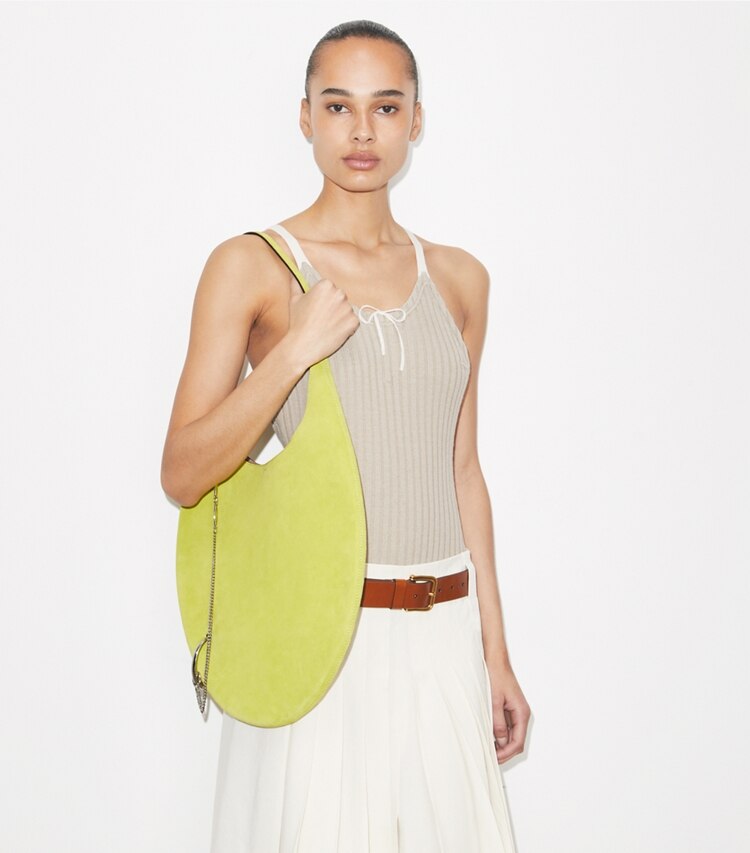 Tory Burch designer borse a tracolla Borsa Pierced morbida in suede in Citrus Green accessory on model