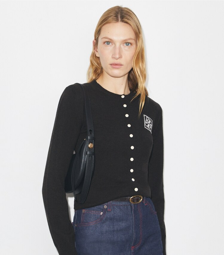 Tory Burch designer borse a tracolla Borsa Romy a mezzaluna in Black accessory on model