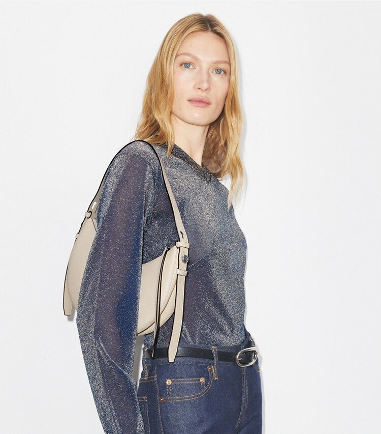 Tory Burch designer borse a tracolla Borsa Romy a mezzaluna in Light Cream accessory on model