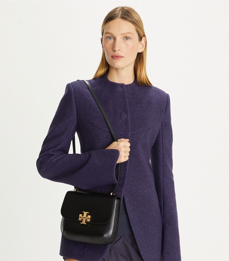 Tory Burch designer borse a tracolla Borsa saddle sottile Eleanor in Black accessory on model