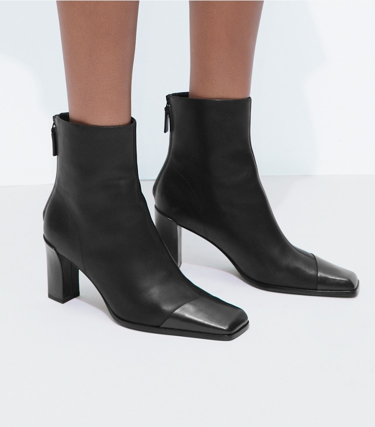 Tory Burch diseñador botines Botín al tobillo asimétrico con puntera reforzada en PERFECT BLACK / COCO accesorio en el modelo