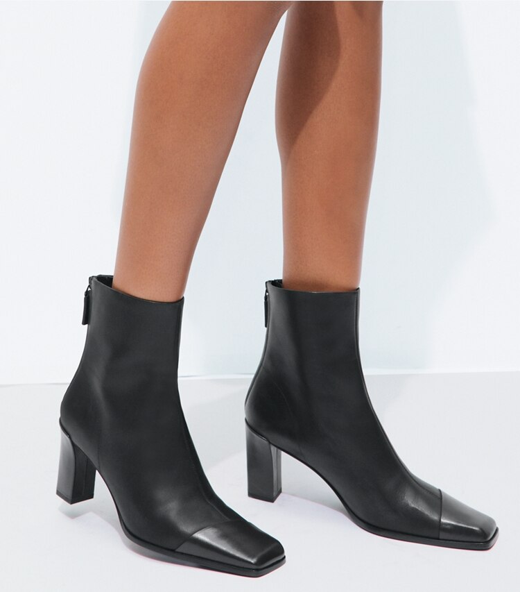 Tory Burch diseñador botines Botín con puntera asimétrica en PERFECT BLACK / COCO accesorio en modelo