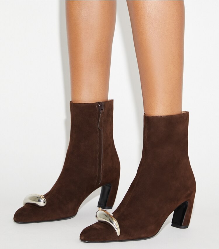 Tory Burch diseñador botines Botín con tacón Pierced en DARK COCOA / SILVER accesorio en modelo