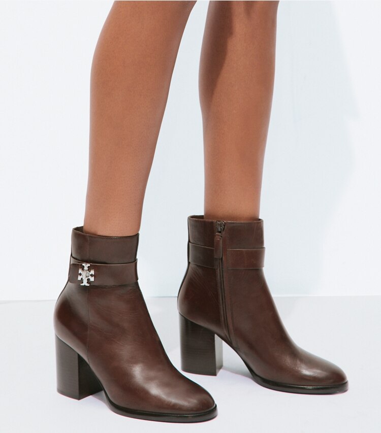 Tory Burch diseñador botines Botín con tacón y broche giratorio en COFFEE accesorio en modelo