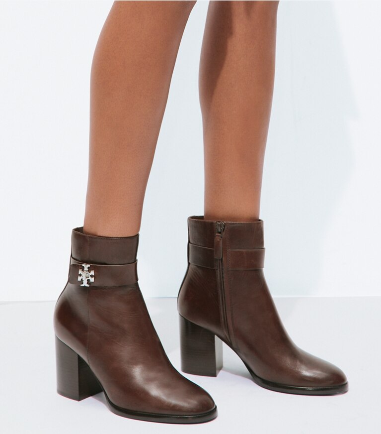 Tory Burch diseñador botines Botín con tacón y broche giratorio en COFFEE accesorio en modelo