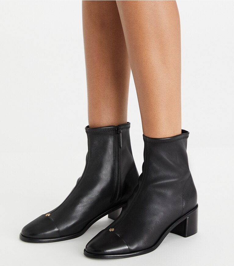 Tory Burch diseñador botines Botín de tacón bajo con puntera en PERFECT BLACK / PERFECT BLACK accesorio en modelo