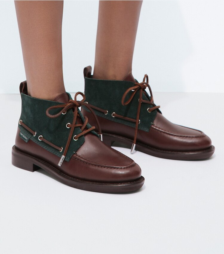 Tory Burch diseñador botines bajos Botín Duck en WARM TEAL / T MORO accesorio en modelo