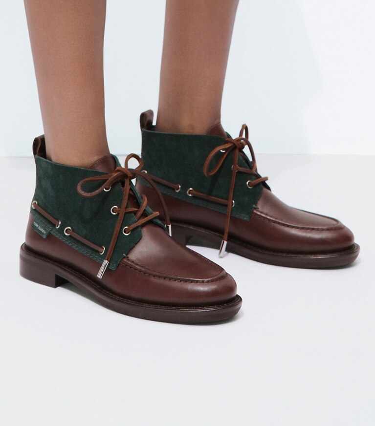 Tory Burch diseñador botines bajos Botín Duck en WARM TEAL / T MORO accesorio en modelo