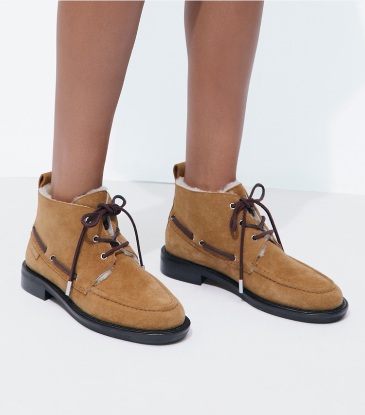 Tory Burch diseñador botines bajos Botín Duck de piel de borreguillo en WEATHERED OAK accesorio en modelo