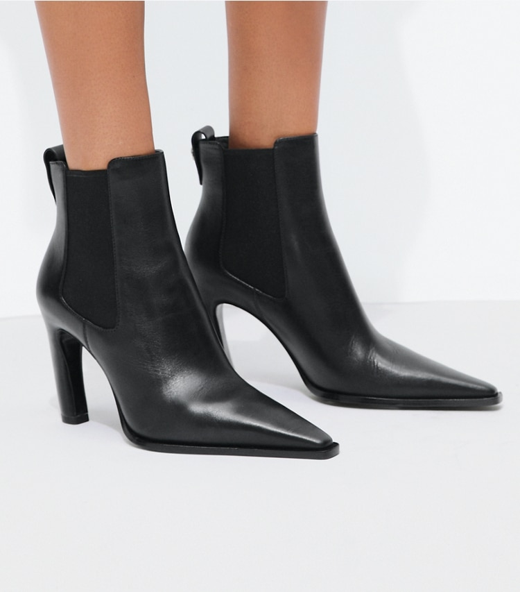 Tory Burch diseñador botines Bota Chelsea Romy con tacón en PERFECT BLACK accesorio en el modelo