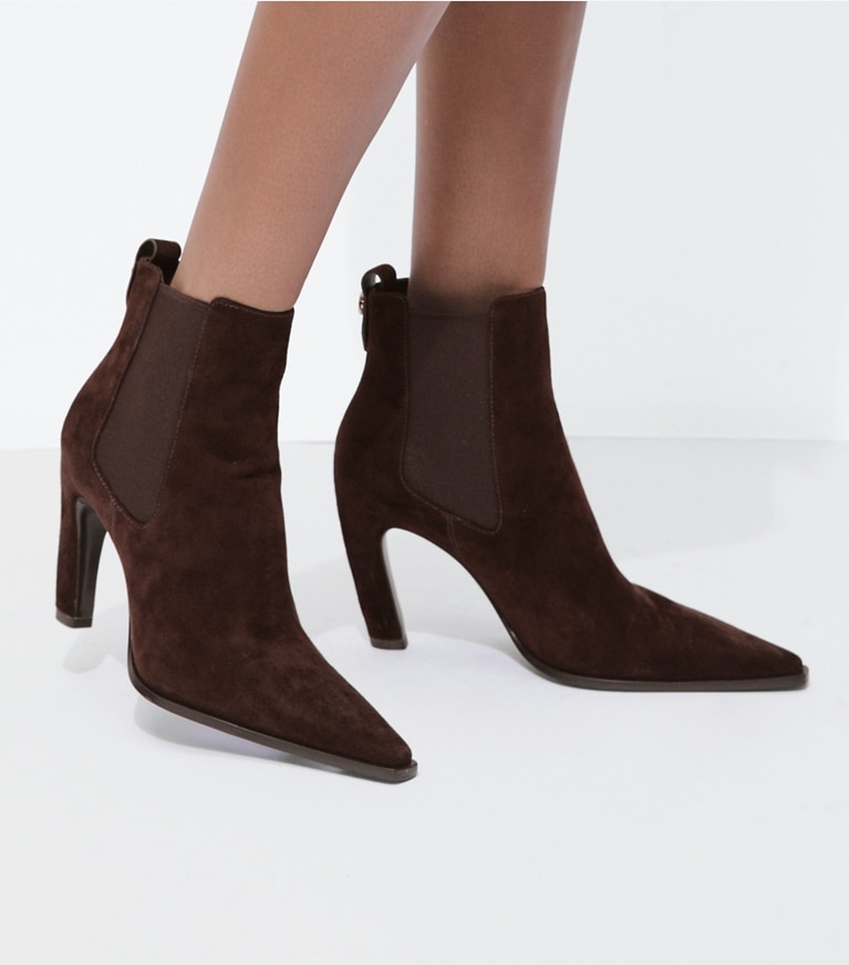 Tory Burch diseñador botines Bota Chelsea Romy con tacón en DARK COCOA accesorio en el modelo