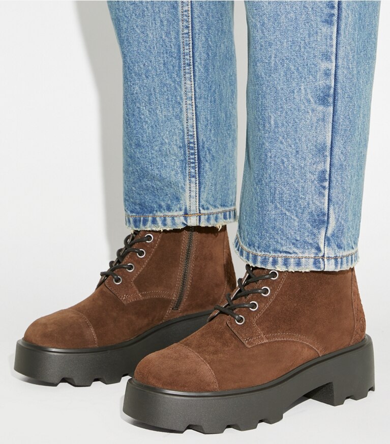 Tory Burch diseñador botines Bota con suela dentada T Monogram en COCOA adicional en modelo