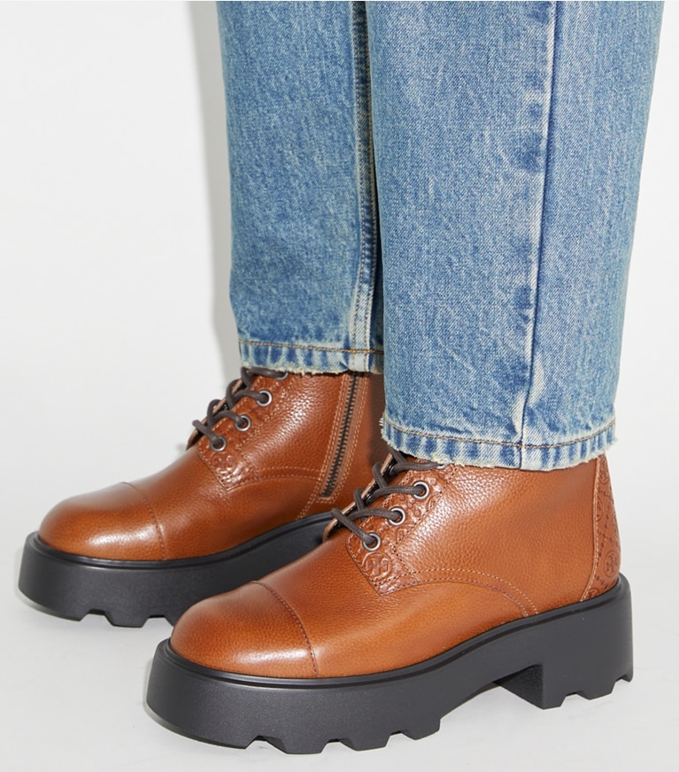 Tory Burch diseñador botines Bota con suela dentada T Monogram en TOASTED CARAMEL adicional en modelo