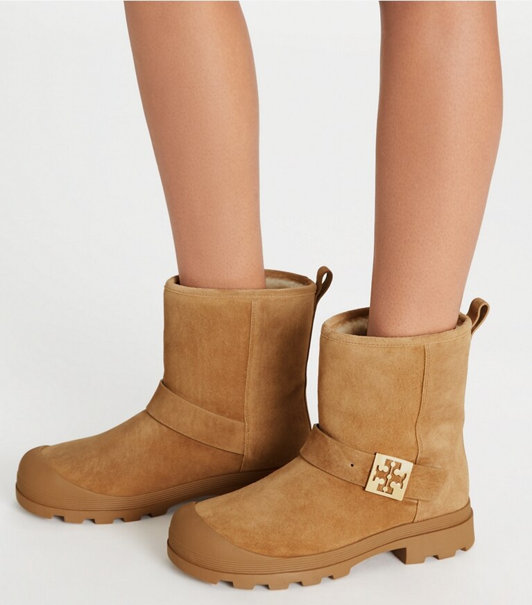 Tory Burch diseñador botas Bota Mellow de borreguillo en CHESTNUT / GOLD accesorio en modelo