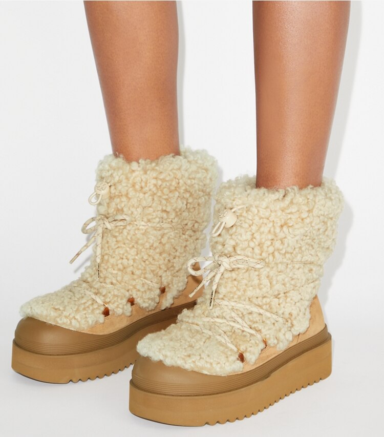 Tory Burch diseñador botas Bota Mellow de borreguillo con cordones en BUTTERMILK / LIGHT CHESTNUT accesorio en el modelo