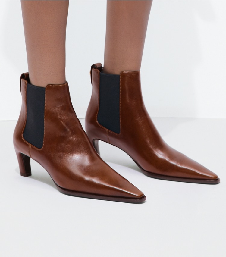 Tory Burch diseñador botines Botas Chelsea Romy en NEGRONI accesorio en el modelo