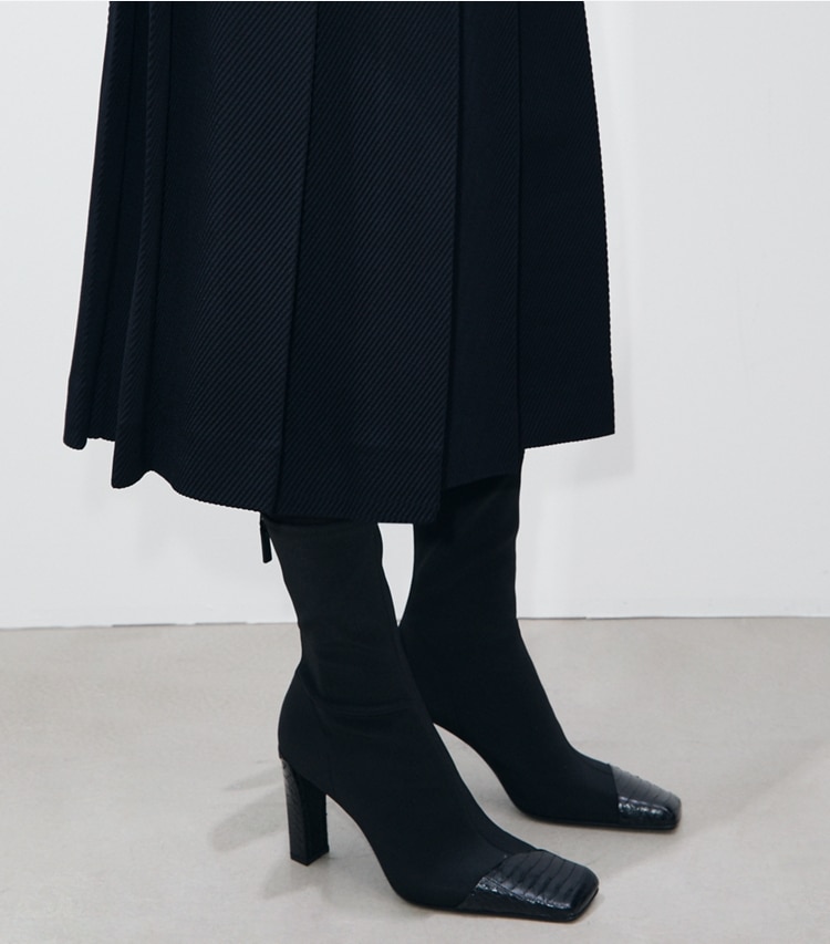 Tory Burch designer bottines Botte asymétrique à bout contrasté in PERFECT BLACK accessory on model