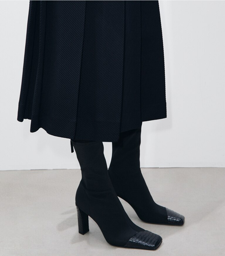 Tory Burch designer bottines Botte asymétrique à bout contrasté in PERFECT BLACK accessory on model