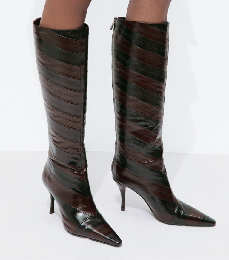 Tory Burch designer bottes au genou Bottes hautes Charlie in BROWN / BLACK accessory on model