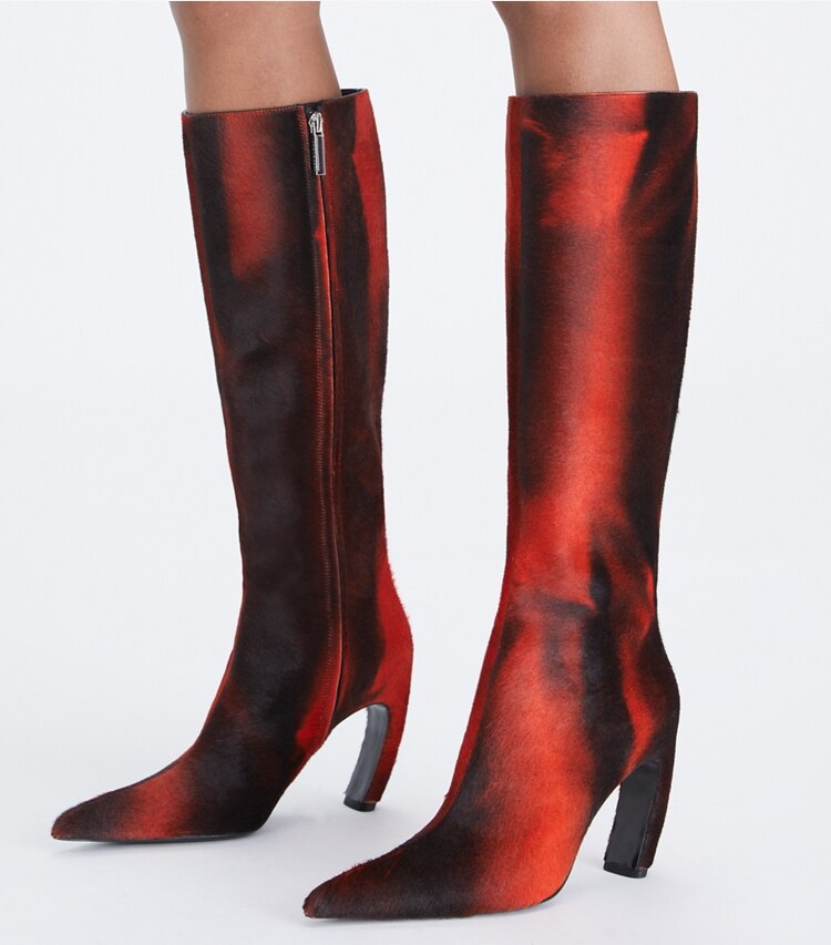 Tory Burch designer bottes Bottes hautes en cuir de veau façon poulain imprimé in BURNT RED additional on model