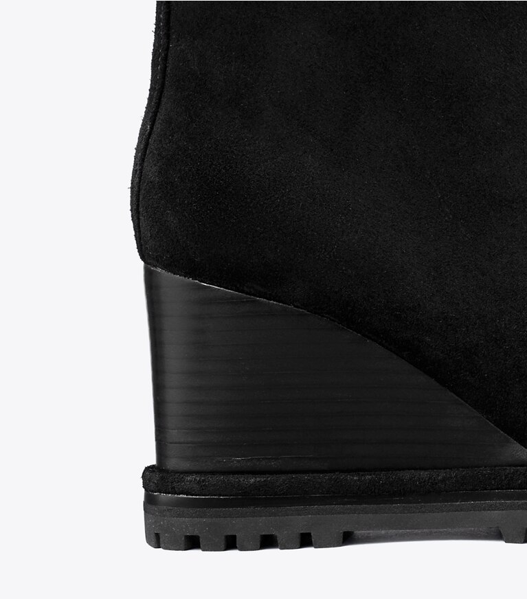 Tory Burch designer bottines Bottine à talon compensé en suède avec logo et semelle crantée dans PERFECT BLACK / PERFECT BLACK détails