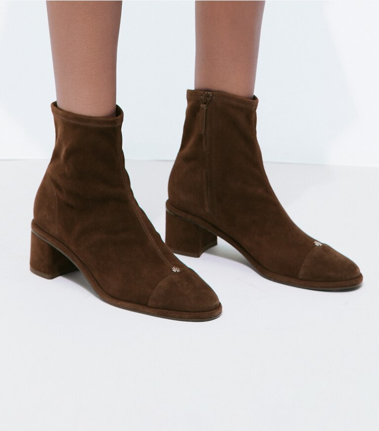 Tory Burch designer bottines Bottines à talon à bout renforcé dans DARK COCOA / DARK COCOA accessoire sur le modèle