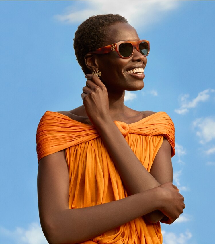 Tory Burch designer boucles d'oreilles Boucle d’oreille Eleanor Hidden in Tory Gold campaign