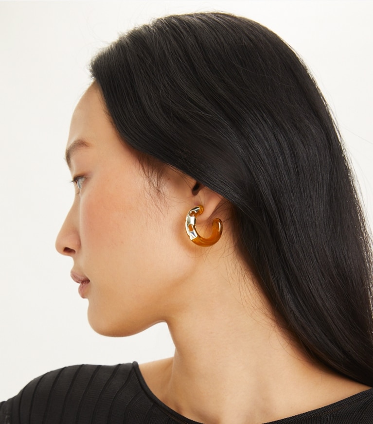 Tory Burch designer boucles d'oreilles Boucles d’oreille créoles en résine dans Tory Gold / Cream accessoire sur le modèle