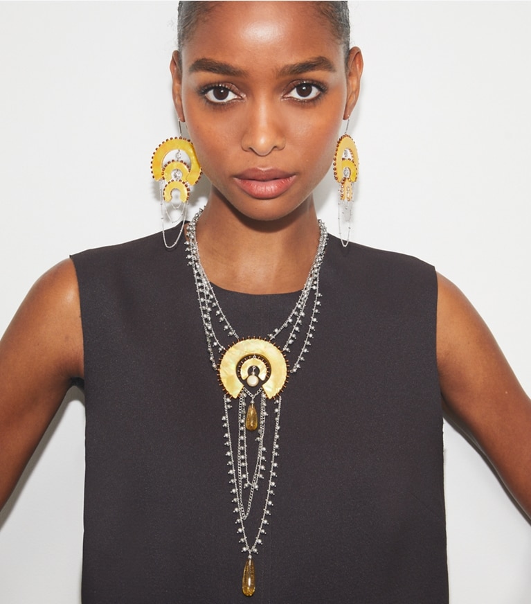 Tory Burch designer boucles d'oreilles Boucles d’oreilles Curiosity chandelier à perles en résine in Antique Light Silver / Yellow front