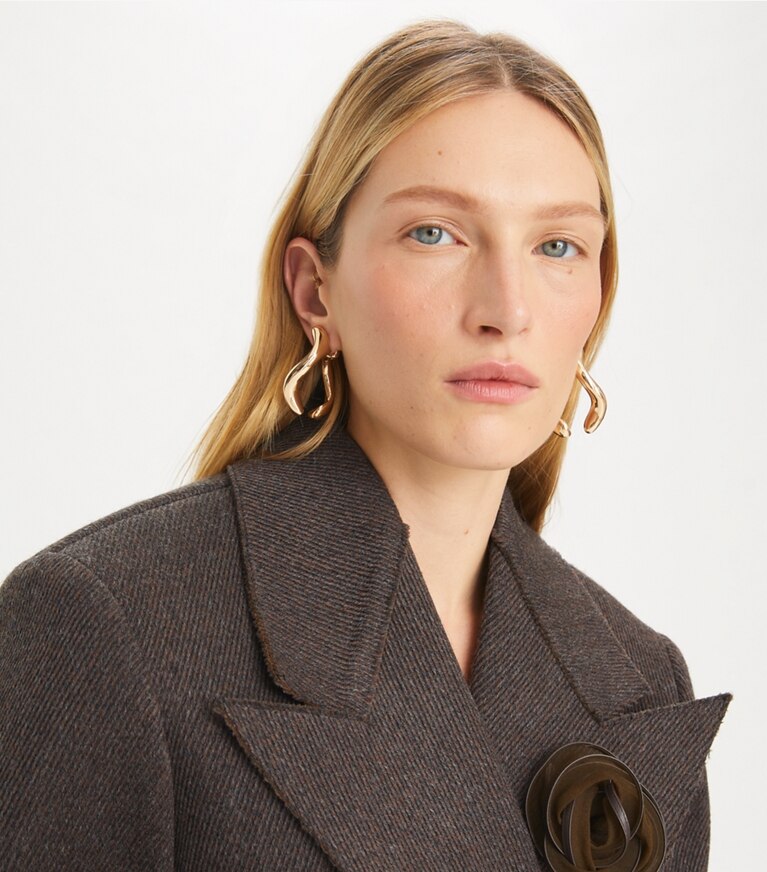 Tory Burch designer boucles d'oreilles Boucles d’oreilles devant-derrière os du bonheur in Tory Gold accessory on model