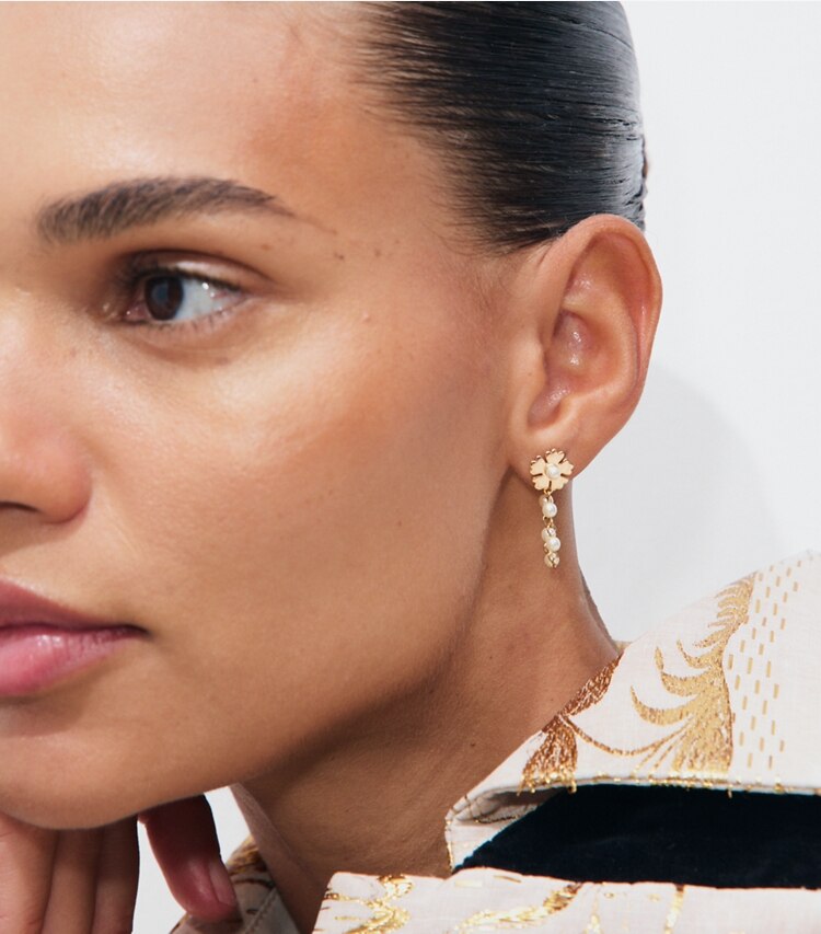 Tory Burch designer boucles d'oreilles Boucles d’oreilles Forget Me Not chaînes et perles in Tory Gold / Cream accessory on model